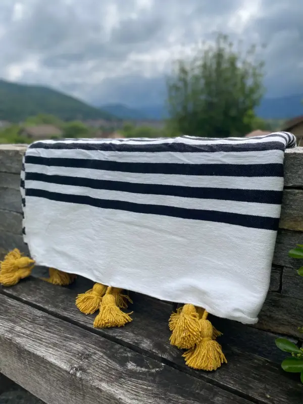 Handmade Throw with Tassels – Cozy & Boho Style Blanket