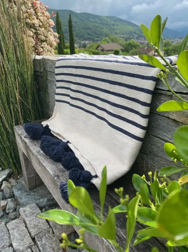 Handmade Throw with Tassels – Cozy & Boho Style Blanket