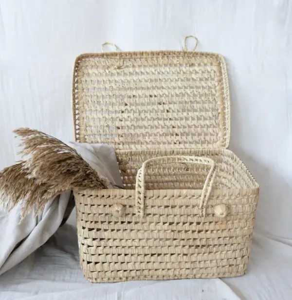 Craft trunk in palm