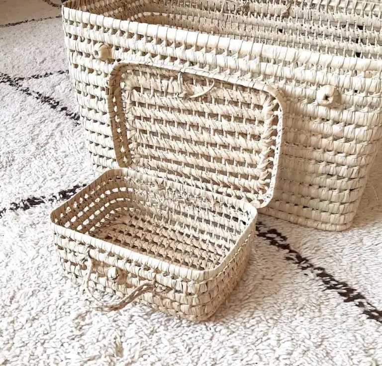 This charming small handwoven palm leaf suitcase is crafted by skilled Moroccan artisans using 100% natural palm leaves. Both practical and decorative, it’s ideal for storing accessories, toys, toiletries, or small household items while adding a warm, natural touch to your interior. Its minimalist and timeless design fits perfectly into bohemian, rustic, and modern home décor styles, making it a versatile piece for any room. Features: Material: 100% handwoven natural palm leaves Handmade in Morocco Lightweight, durable, and eco-friendly Perfect for organizing small items, toys, or accessories Ideal for stylish home storage and decoration Dimensions (Approx.): Length: 30 cm Width: 20 cm Height: 12 cm Please note: As this suitcase is entirely handmade, slight variations in size, shape, and color may occur, making each piece unique and authentic.