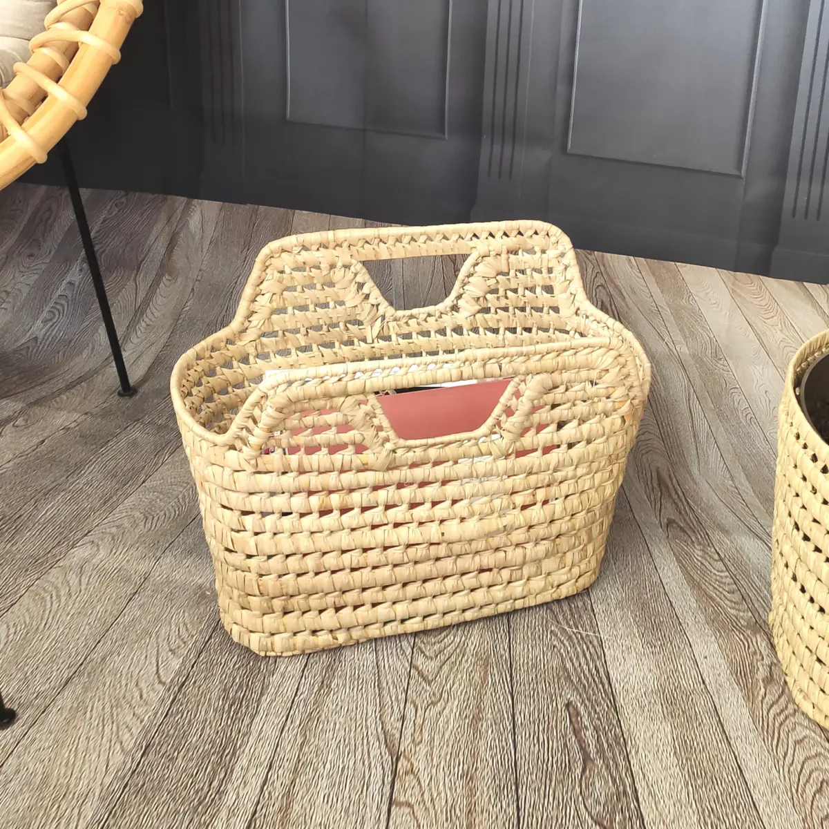 Porte-Revues en Fibres Naturelles – Vannerie Artisanale en Feuilles de Palmier 🌿