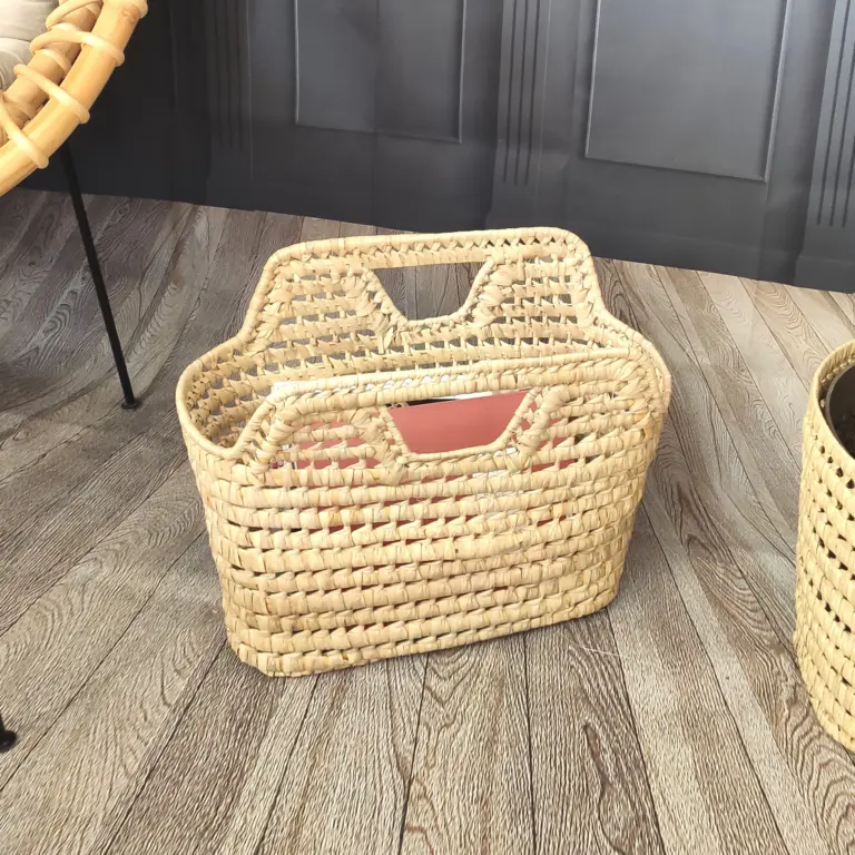 Porte-Revues en Fibres Naturelles – Vannerie Artisanale en Feuilles de Palmier 🌿
