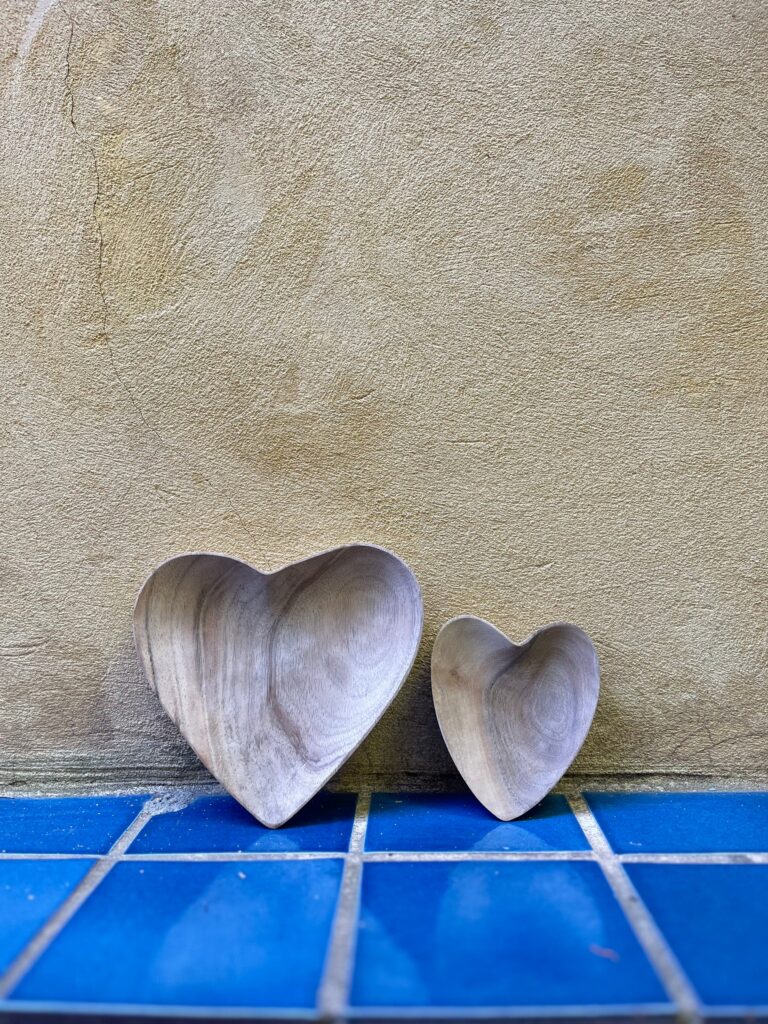 Ensemble de Cœurs en Bois Sculptés à la Main – Vide-Poche, Déco & Présentoir | Artisanat Marocain